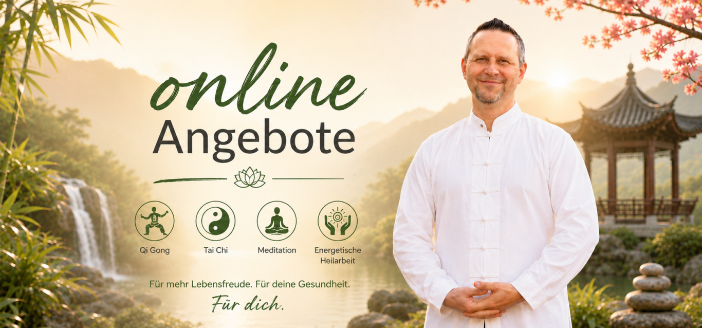 Person in traditioneller Kleidung steht am Wasser und führt eine Übung aus.