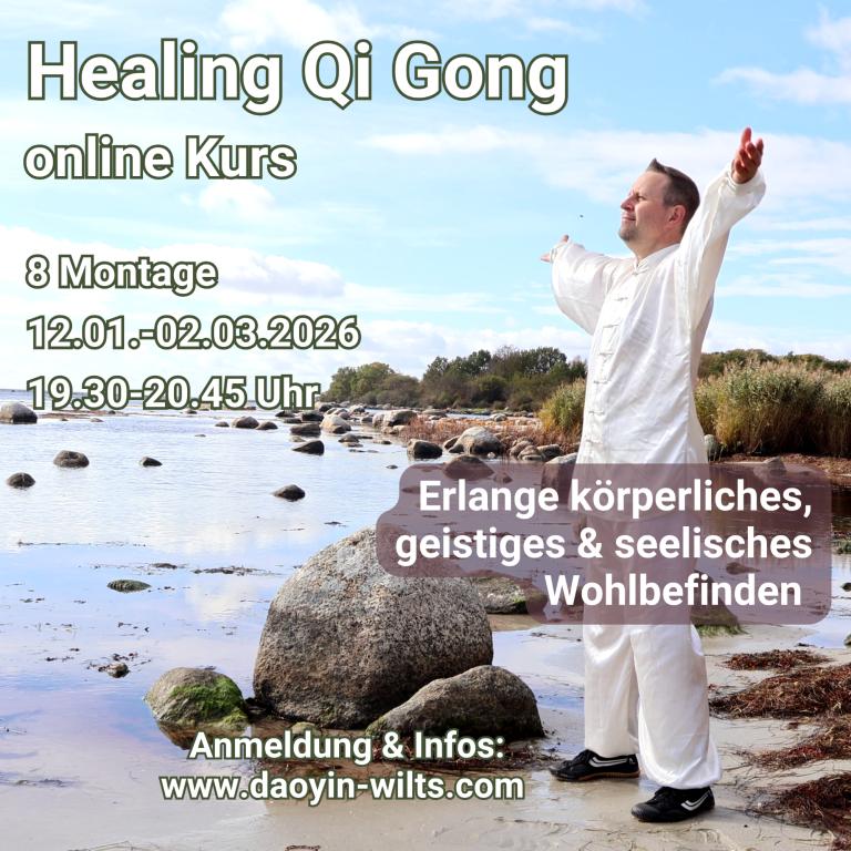 Mann in traditioneller Kleidung, der Qi Gong praktiziert, Hintergrund aus Natur und Architektur.
