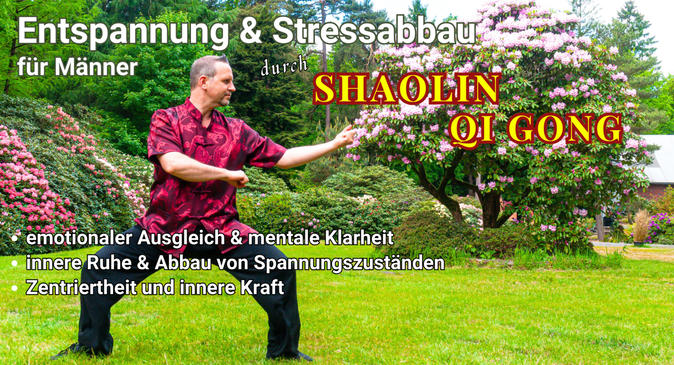 Mann in rotem Shirt praktiziert Qi Gong vor blühenden Pflanzen im Freien.