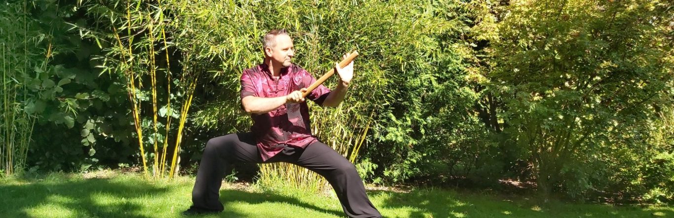Stock Tai Chi im Garten