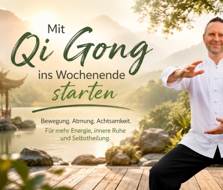 Eine Hand hält einen schmetterlingsförmigen Flügel vor einem blauen Himmel.