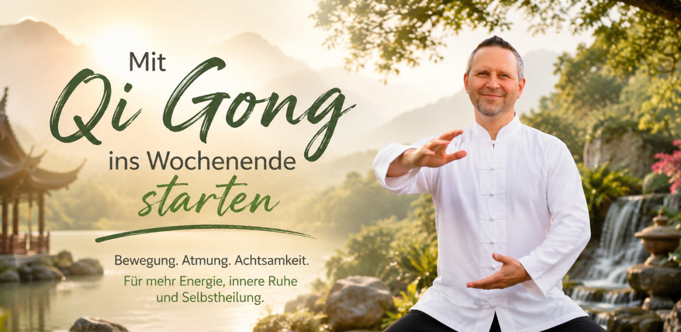 Person in traditioneller Kleidung steht am Wasser und führt eine Übung aus.