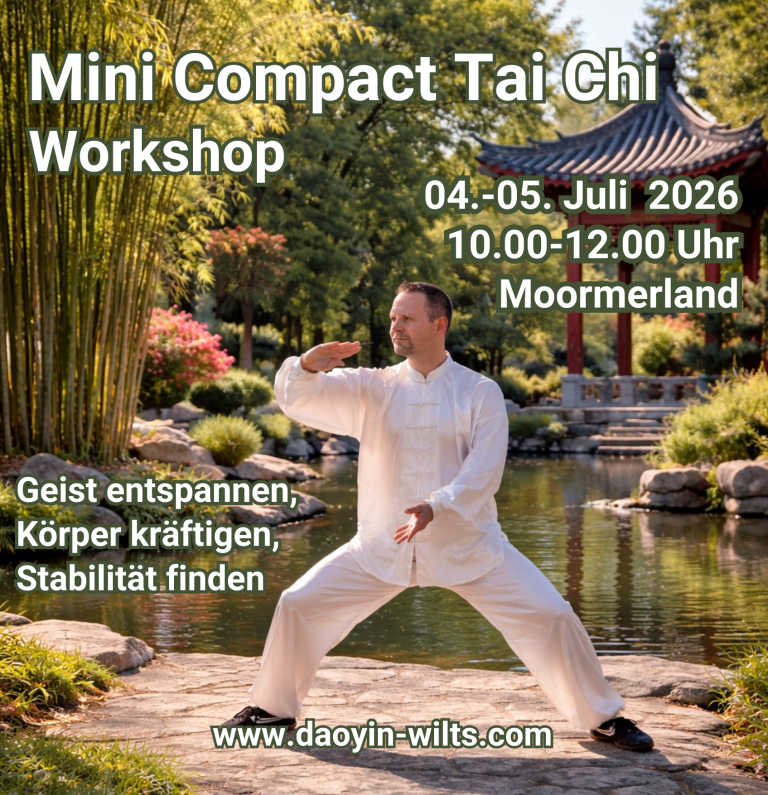 Mann in traditioneller Kleidung, der Qi Gong praktiziert, Hintergrund aus Natur und Architektur.