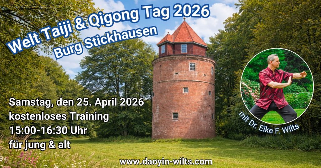 Mann in traditioneller Kleidung, der Qi Gong praktiziert, Hintergrund aus Natur und Architektur.