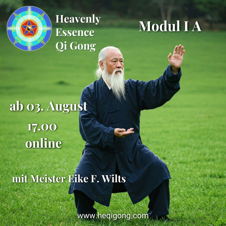 Ein Qi Gong-Heiler zeigt eine Behandlung neben einer Statue in einem hellen Raum.