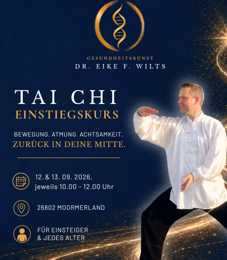 Mann in traditioneller Kleidung, der Qi Gong praktiziert, Hintergrund aus Natur und Architektur.