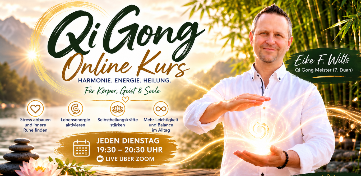 Person in traditioneller Kleidung steht am Wasser und führt eine Übung aus.