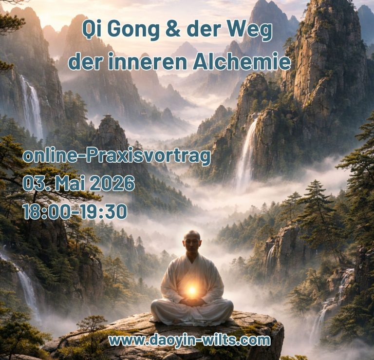 Mann in traditioneller Kleidung, der Qi Gong praktiziert, Hintergrund aus Natur und Architektur.