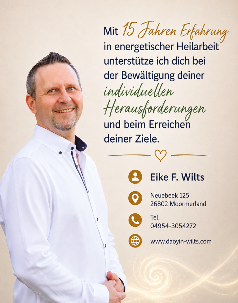 Ein Mann mit blonden Haaren steht lächelnd vor einem bunten Hintergrund; Text zu seiner Erfahrung.