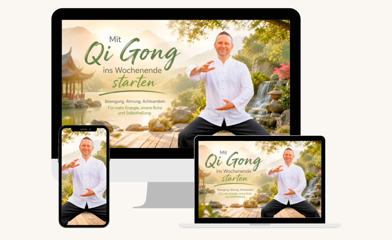 Person praktiziert Qi Gong am Strand, während verschiedene Geräte den Kurs anzeigen.