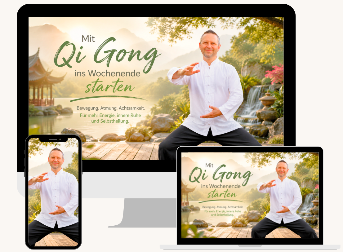 Person praktiziert Qi Gong am Strand, während verschiedene Geräte den Kurs anzeigen.